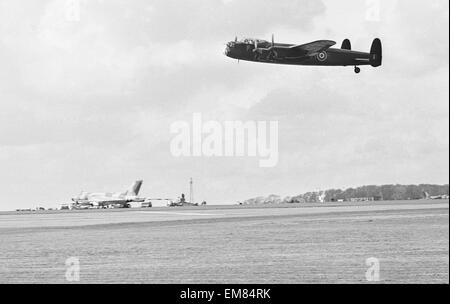 Alte und neue, fliegt eine Avro Lancaster über eine Avro Vulcan V-Bomber während fliegen Vergangenheit an RAF Scampton, Lincoln teilnehmen. Waren, gab es eine Zeremonie, um die Abschaltung des Bomber Command herabsetzen. 29. April 1968 Stockfoto