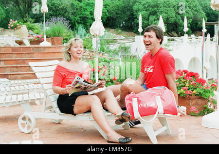 England Fußballer Bryan Robson in entspannter Stimmung mit seiner Frau Denise-Team die Basis auf Sardinien vor dem WM-Turnier in Italien. 31. Mai 1990. Stockfoto