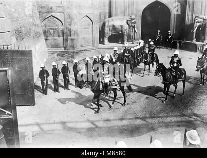 König George V in Delhi Durbar (Court von Delhi) für seine Krönung. 12. Dezember 1911 war die Durbar eine Masse Versammlung bei Coronation Park, Delhi, Indien, anlässlich die Krönung von König und Königin des Vereinigten Königreichs. Auch bekannt als die imperialen Durbar war es dreimal, 1877, 1903 und 1911, auf dem Höhepunkt des britischen Empire statt. Die 1911 Durbar war der einzige, durch das souveräne, George V besucht. Stockfoto