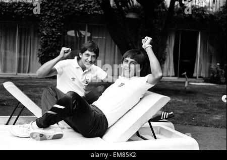 England Fußballer Gary Lineker (links) und Peter Beardsley im Team bei der Weltmeisterschaft 1986 in Mexiko base. Juni 1986. Stockfoto