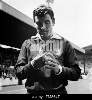 Welt Cup erste Runde-Gruppe drei Spiel im Old Trafford. Portugal 3 V Bulgarien 0. Vor dem Spiel geht J Morais von Portugal zu Hilfe eine Drossel auf dem Old Trafford-Spielfeld. 16. Juli 1966. Stockfoto