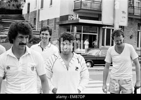 England-Fußballer in entspannter Stimmung im Team Hotel während das Weltcupfinale 1982 in Spanien. Von links nach rechts: Bryan Robson, Kevin Keegan, Terry McDermott und Mick Mills. 18. Juni 1982. Stockfoto