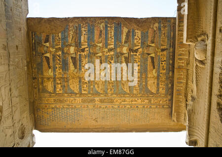 Ägyptische Malerei auf einem Stein von der Decke Kom Ombo Tempel, einige der Farbe bleibt intakt Stockfoto