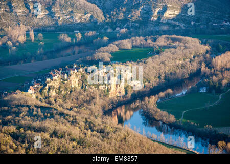 Luftbild von Calvignac und das Lot-Tal in Frankreich Stockfoto