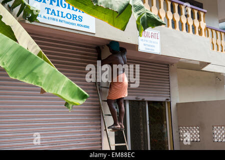 Ein Mann einige Wartungsarbeiten an einem Gebäude in Fort Kochi, Kerala Indien Stockfoto