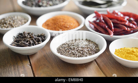eingestellt von Gewürzen auf Holztisch Stockfoto