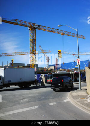 Autos fahren vorbei an großen Turmdrehkrane am Stadtrand von Toronto in Kanada. Stockfoto