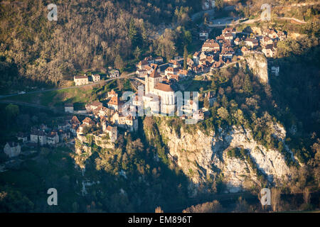 Luftaufnahme von St. Cirq Lapopie in das Lot-Tal in Frankreich Stockfoto