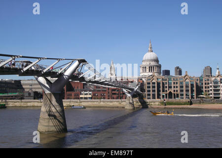 Millennium Bridge über die Themse in London Stockfoto
