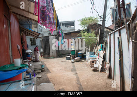 Frau, die auf ihrem Hof in Fort Kochi, Kerala Indien Stockfoto