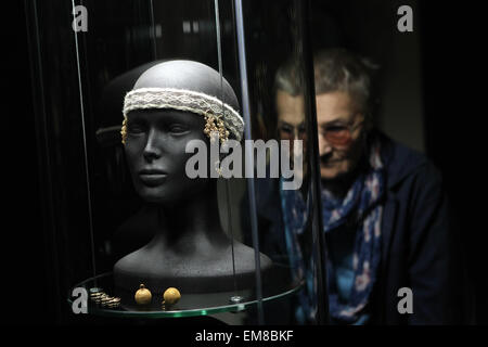 Prag, Tschechische Republik. 16. April 2015. Ein Besucher untersucht großen mährischen Goldschmuck während einer Pressevorschau auf die Ausstellung "Großmähren und die Anfänge des Christentums" in Prag, Tschechien. Die Ausstellung präsentiert mittelalterliche Schätze und Originalobjekte des ersten slawischen Staates läuft auf der Prager Burg bis 28. Juni 2015. Stockfoto