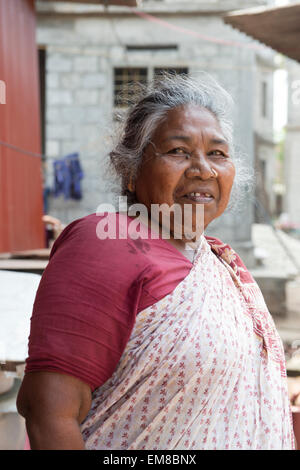Indische Frau Lächeln für die Kamera in Fort Kochi, Kerala Indien Stockfoto