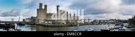 Caernarfon Castle, North Wales über die Fluss-Seiont aus gesehen Stockfoto