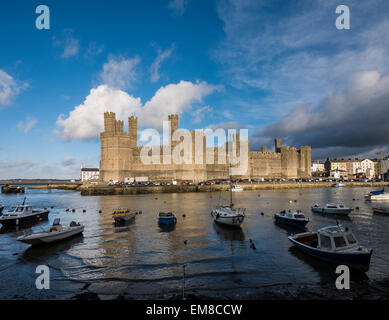 Caernarfon Castle, North Wales über die Fluss-Seiont aus gesehen Stockfoto