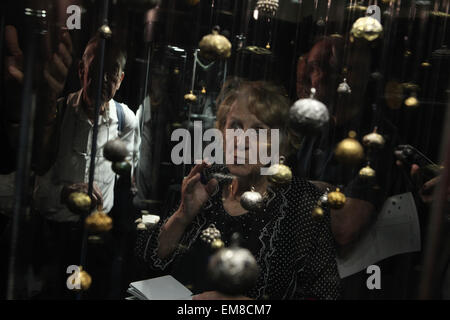 Prag, Tschechische Republik. 16. April 2015. Besucher untersuchen traditionelle Großmährischen goldenen und silberne Knöpfen genannt "Gombik" während einer Pressevorschau auf die Ausstellung "Großmähren und die Anfänge des Christentums" in Prag, Tschechien. Die Ausstellung präsentiert mittelalterliche Schätze und Originalobjekte des ersten slawischen Staates läuft auf der Prager Burg bis 28. Juni 2015. Stockfoto