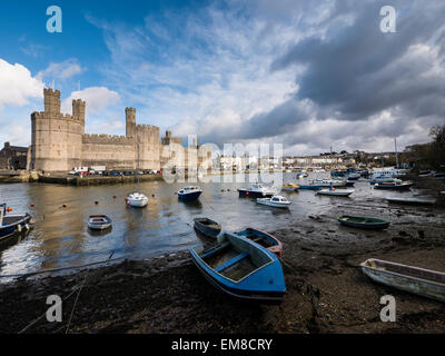 Caernarfon Castle, North Wales über die Fluss-Seiont aus gesehen Stockfoto