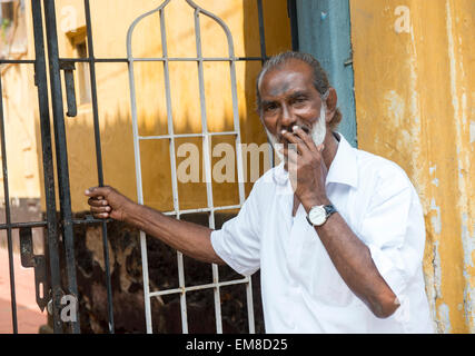 Ein Mann raucht eine Zigarette auf der Straße in Fort Kochi, Kerala Indien Stockfoto