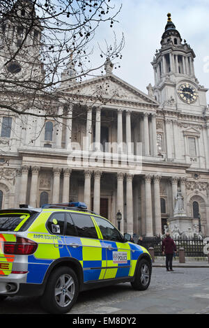 Ein Metropolitan Police Patrol Auto parkten außerhalb St. Pauls Cathedral in London, Großbritannien Stockfoto