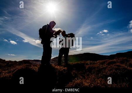 Wanderer finden Sie ihre Karten in der Nähe von Maghera, Ardara, County Donegal, Irland Stockfoto