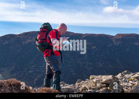 Walker berät seine Karte und Kompass Lager in der Nähe von Maghera, Ardara, County Donegal, Irland Stockfoto
