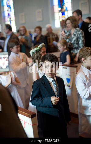 Sieben Jahre alten Hispanic junge Sacrement der Erstkommunion empfangen. Ê Model Release (junge, was alle anderen nicht freigegeben) Stockfoto