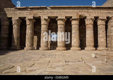 Spalten und zurück Wand in das später angerufene Gericht. Luxor. West Bank. Ägypten. Stockfoto