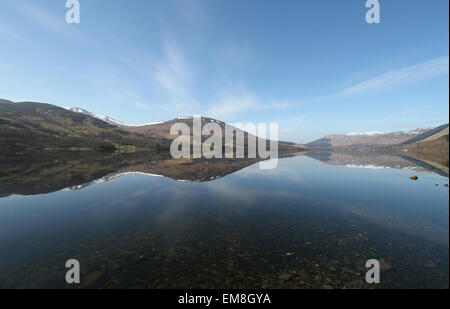 Reflexionen im Loch verdienen Schottland April 2015 Stockfoto