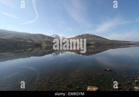 Ben Vorlich spiegelt sich in Loch verdienen Schottland April 2015 Stockfoto