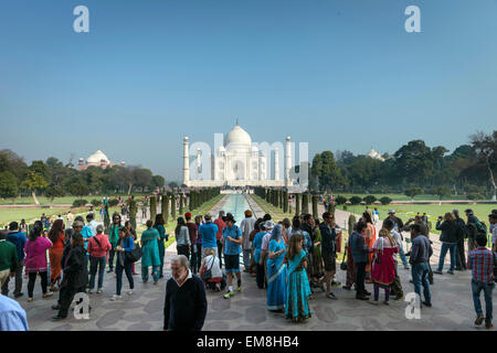 Massen von Touristen versammelten sich in der Nähe des Eingangs zum Taj Mahal, Agra, Indien Stockfoto