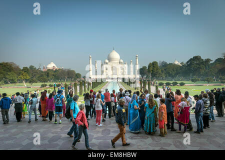 Massen von Touristen versammelten sich in der Nähe des Eingangs zum Taj Mahal, Agra, Indien Stockfoto