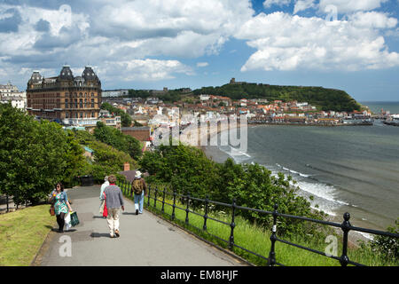 Großbritannien, England, Yorkshire, Scarborough, South Cliff, Menschen zu Fuß auf Klippe Weg Stockfoto