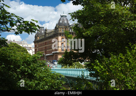 Großbritannien, England, Yorkshire, Scarborough, Grand Hotel und Cliff Bridge Stockfoto