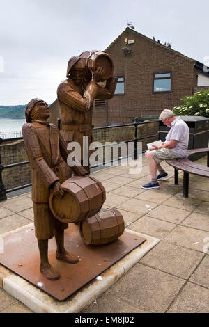 Großbritannien, England, Yorkshire, Scarborough, Merchants Row, Schmuggler und Lehrling Statue von Ray Lonsdale Stockfoto