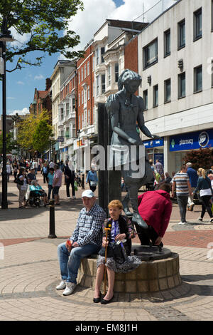 Großbritannien, England, Yorkshire, Scarborough, Westborough, Baden Belle Statue von Künstler Schmied Craig Knowles, Shopper auf Sockel Stockfoto