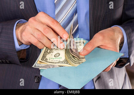 Geschäftsmann zählen Dollar Schmiergeld in einem blauen Umschlag Stockfoto