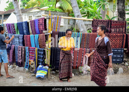 Frauen, die ihre handgefertigten Webereien in Sikka Village, Sikka Regentschaft, Flores Island, East Nusa Tenggara Provinz, Indonesien verkaufen. Stockfoto