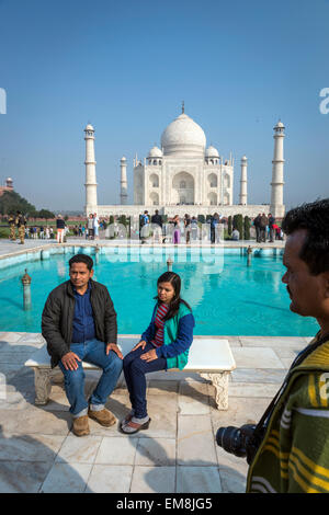 Ein junges indisches Paar fotografiert vor dem Taj Mahal, Agra, Indien Stockfoto