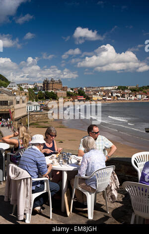 Großbritannien, England, Yorkshire, Scarborough, Clock Tower Café, Kunden über South Sands draußen sitzen Stockfoto