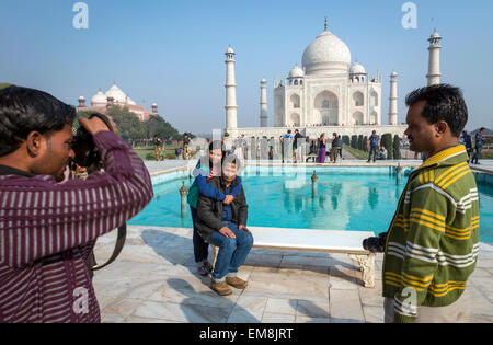 Ein junges indisches Paar fotografiert vor dem Taj Mahal, Agra, Indien Stockfoto