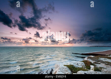 Dämmerung an der Südküste Englands: weiße Klippen und einem bunten Himmel über dem Meer Stockfoto