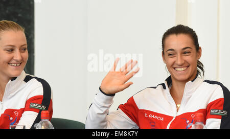 Ostrava, Tschechische Republik. 17. April 2015. Von Links Französisch Tennisspieler Kristina Mladenovic und Caroline Garcia im Bild während der Auslosung in Ostrava, Tschechische Republik, 17. April 2015. Die Tschechische Republik-Frankreich Fed-Cup-am 18. April Spiel und 19. in Ostrava, Tschechische Republik. © Jaroslav Ozana/CTK Foto/Alamy Live-Nachrichten Stockfoto