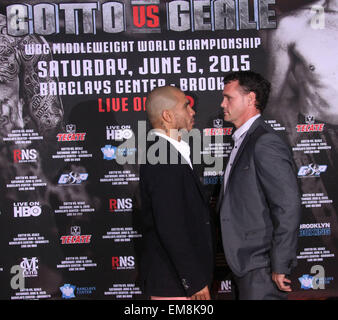 New York, New York, USA. 16. April 2015. Pressekonferenz, WBC-Mittelgewichts-Weltmeister MIGUEL COTTO gegen DANIEL GEALE am 6. Juni 2015 im Barclays Center in Brooklyn, die live im Fernsehen übertragen auf HBO bekannt zu geben. Nancy Kaszerman/ZUMAPRESS.com/Alamy © Live-Nachrichten Stockfoto