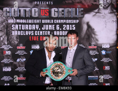 New York, New York, USA. 16. April 2015. Pressekonferenz, WBC-Mittelgewichts-Weltmeister MIGUEL COTTO gegen DANIEL GEALE am 6. Juni 2015 im Barclays Center in Brooklyn, die live im Fernsehen übertragen auf HBO bekannt zu geben. Nancy Kaszerman/ZUMAPRESS.com/Alamy © Live-Nachrichten Stockfoto