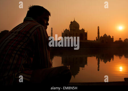 Sonnenuntergang über dem Taj Mahal genommen vom Fluss Yamuna in Agra, Indien Stockfoto