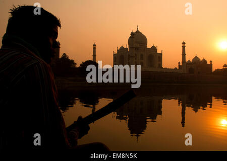 Sonnenuntergang über dem Taj Mahal genommen vom Fluss Yamuna in Agra, Indien Stockfoto