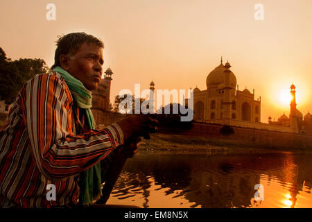 Sonnenuntergang über dem Taj Mahal genommen vom Fluss Yamuna in Agra, Indien Stockfoto