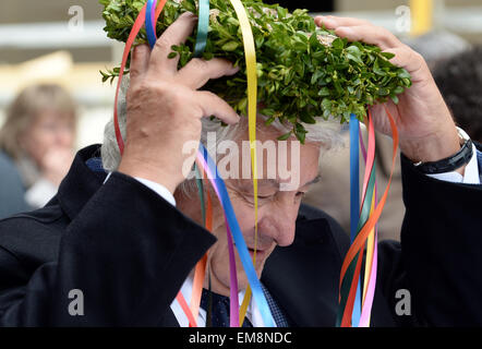 Potsdam, Deutschland. 17. April 2015. Der Patron und Billionair Plattner setzt auf einen Kranz während das Richtfest des Palazzo Barberini in Potsdam, Deutschland, 17. April 2015. Plattner finanziert die Rekonstruktion des Schlosses auf dem alten Markt in Potsdam und will ein Kunstmuseum mit einer internationalen Bedeutung auf der Historic Site im Jahr 2017 zu öffnen. Foto: RALF HIRSCHBERGER/Dpa/Alamy Live News Stockfoto