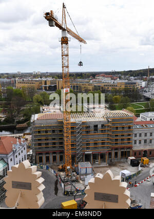 Potsdam, Deutschland. 17. April 2015. Ein Richtfest Kranz an einem Kran befestigt, während das Richtfest des Palazzo Barberini in Potsdam, Deutschland, 17. April 2015. Der Patron und Billionair Plattner fördert den Wiederaufbau des Schlosses auf dem alten Markt in Potsdam und will ein Kunstmuseum mit einer internationalen Bedeutung auf der Historic Site im Jahr 2017 zu öffnen. Foto: RALF HIRSCHBERGER/Dpa/Alamy Live News Stockfoto