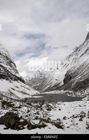 Norangsdalen im Winter. See mit alten Bauernhäusern Stockfoto