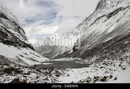 Norangsdalen im Winter. See mit alten Bauernhäusern Stockfoto